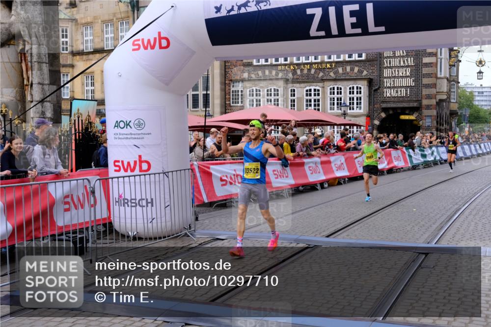 13.09.2026 - 21. swb-Marathon Bremen Tim E. http://msf.ph/oto/10297710 13.09.2026 10:30:33 Ziel 13522, 13561, 13569, 13576 meine-sportfotos.de