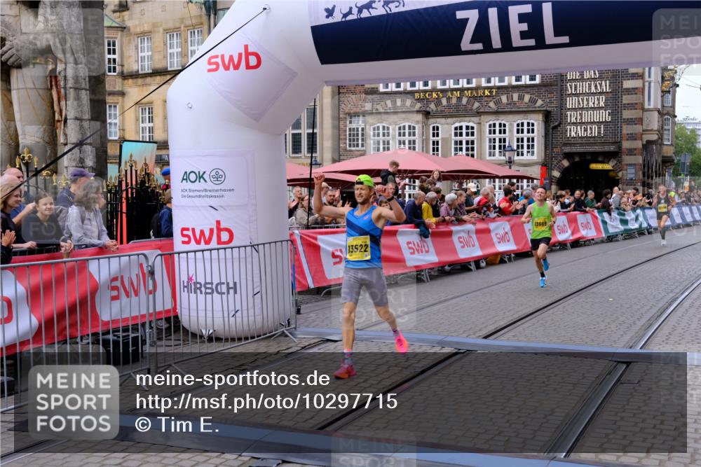 13.09.2026 - 21. swb-Marathon Bremen Tim E. http://msf.ph/oto/10297715 13.09.2026 10:30:33 Ziel 13522, 13561, 13569, 13576 meine-sportfotos.de