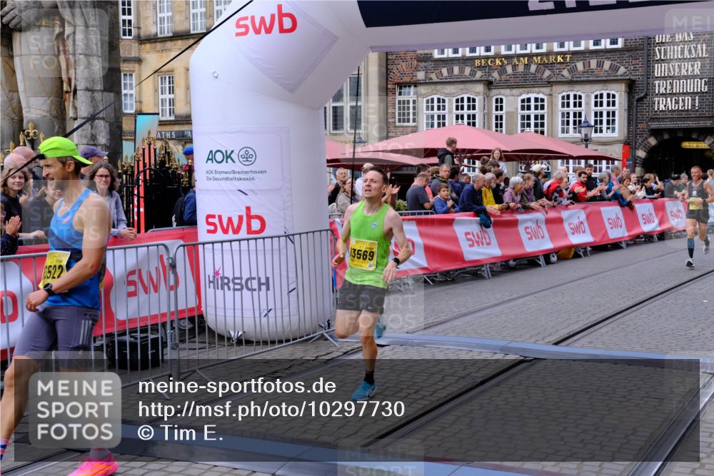 13.09.2026 - 21. swb-Marathon Bremen Tim E. http://msf.ph/oto/10297730 13.09.2026 10:30:35 Ziel 13522, 13561, 13569, 13576 meine-sportfotos.de