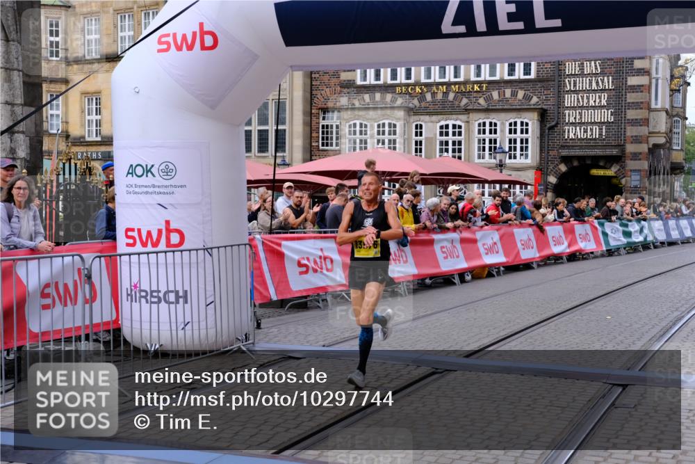 13.09.2026 - 21. swb-Marathon Bremen Tim E. http://msf.ph/oto/10297744 13.09.2026 10:30:37 Ziel 13522, 13561, 13569, 13576 meine-sportfotos.de