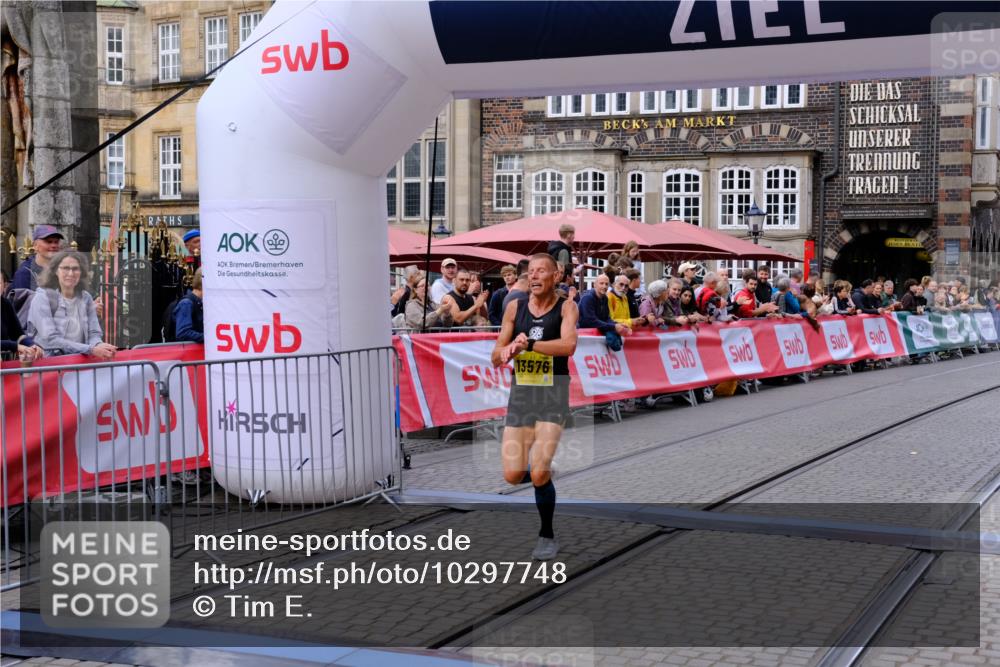 13.09.2026 - 21. swb-Marathon Bremen Tim E. http://msf.ph/oto/10297748 13.09.2026 10:30:37 Ziel 13522, 13561, 13569, 13576 meine-sportfotos.de