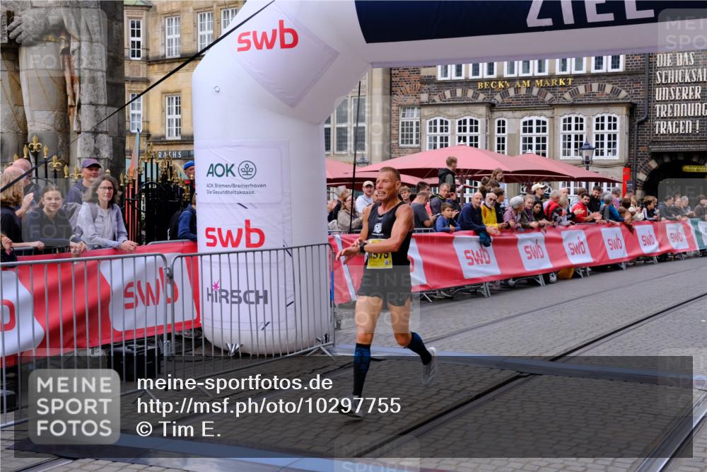 13.09.2026 - 21. swb-Marathon Bremen Tim E. http://msf.ph/oto/10297755 13.09.2026 10:30:37 Ziel 13522, 13561, 13569, 13576 meine-sportfotos.de