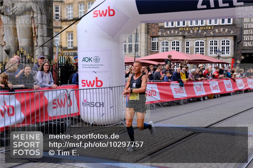 13.09.2026 - 21. swb-Marathon Bremen Tim E. http://msf.ph/oto/10297757 13.09.2026 10:30:38 Ziel 13522, 13561, 13569, 13576 meine-sportfotos.de