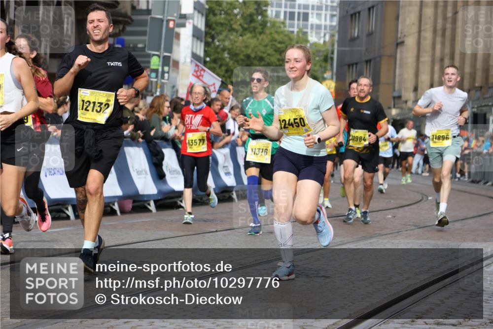 13.09.2026 - 21. swb-Marathon Bremen Strokosch-Dieckow http://msf.ph/oto/10297776 13.09.2026 10:49:18 Ziel 10253, 10293, 10392, 10566, 11885, 11891, 12027, 12204, 12350, 13512, 13555, 10739, 10835, 10846, 10910, 11092, 11191, 11621, 11635, 12376 meine-sportfotos.de