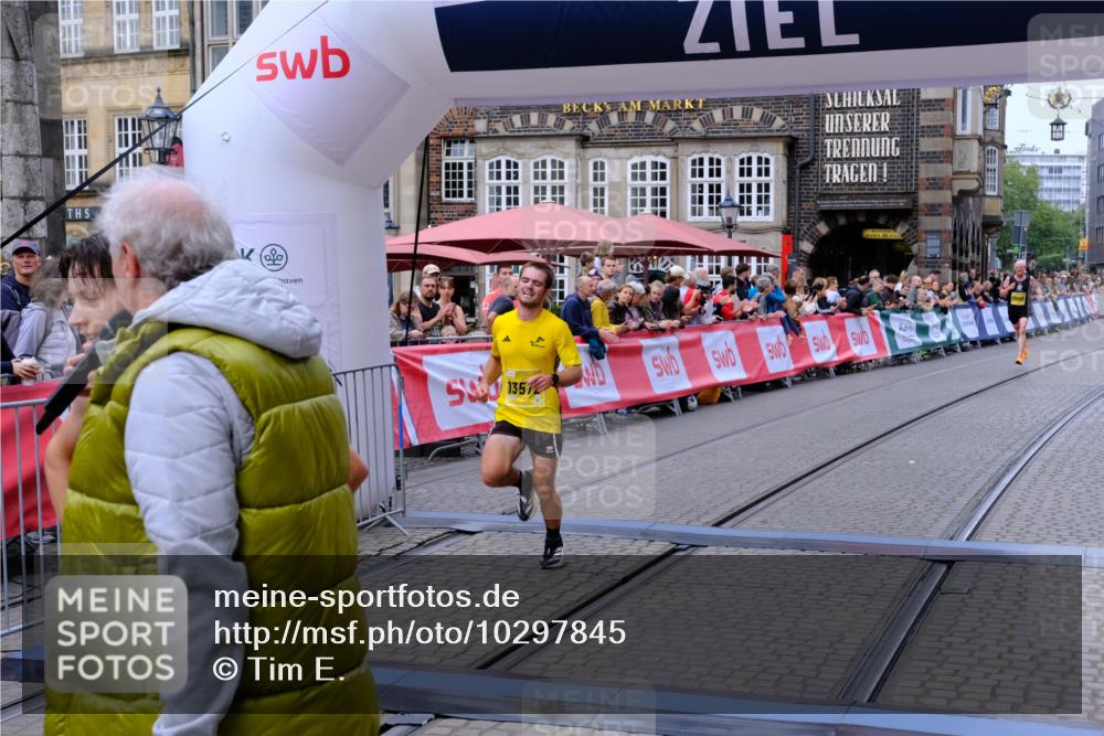 13.09.2026 - 21. swb-Marathon Bremen Tim E. http://msf.ph/oto/10297845 13.09.2026 10:31:21 Ziel 13554, 13572, 13602, 13630 meine-sportfotos.de