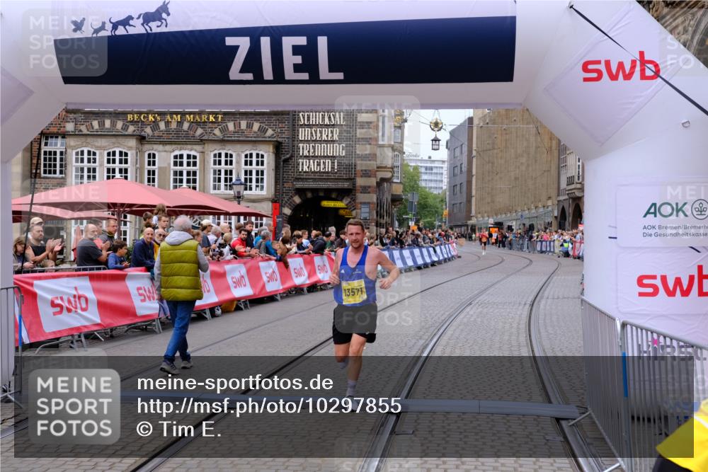 13.09.2026 - 21. swb-Marathon Bremen Tim E. http://msf.ph/oto/10297855 13.09.2026 10:31:37 Ziel 13571 meine-sportfotos.de