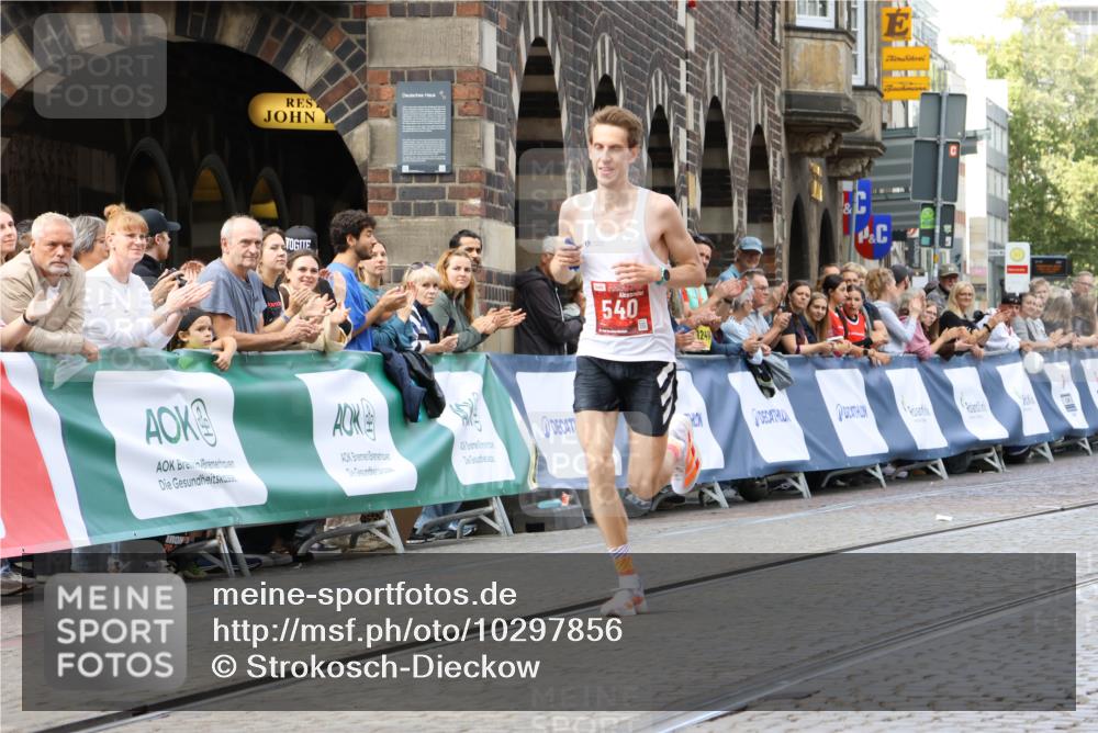 13.09.2026 - 21. swb-Marathon Bremen Strokosch-Dieckow http://msf.ph/oto/10297856 13.09.2026 12:32:49 Ziel 540, 822 meine-sportfotos.de