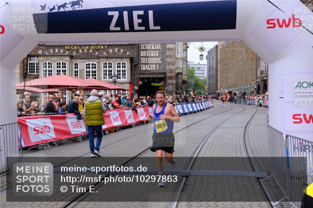 13.09.2026 - 21. swb-Marathon Bremen Tim E. http://msf.ph/oto/10297863 13.09.2026 10:31:37 Ziel 13571 meine-sportfotos.de