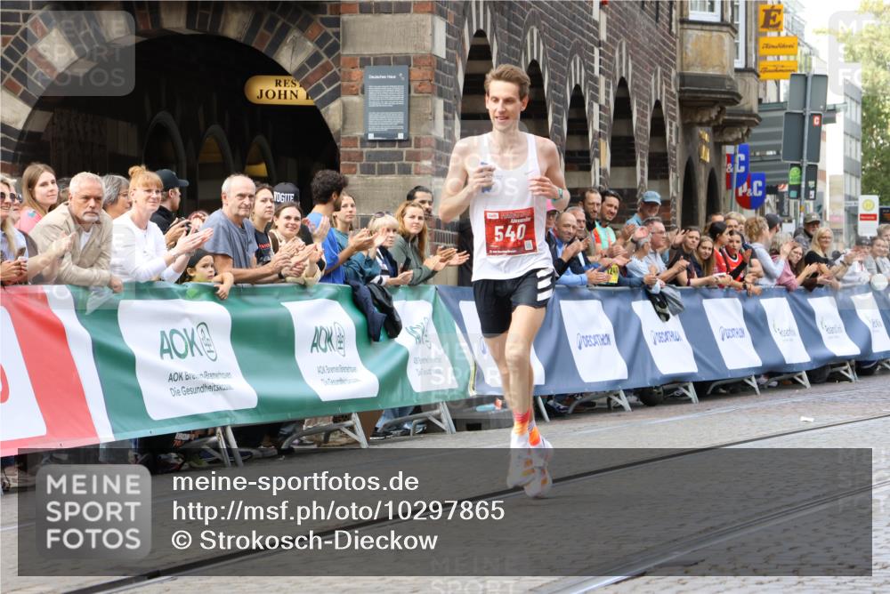 13.09.2026 - 21. swb-Marathon Bremen Strokosch-Dieckow http://msf.ph/oto/10297865 13.09.2026 12:32:49 Ziel 540, 822 meine-sportfotos.de