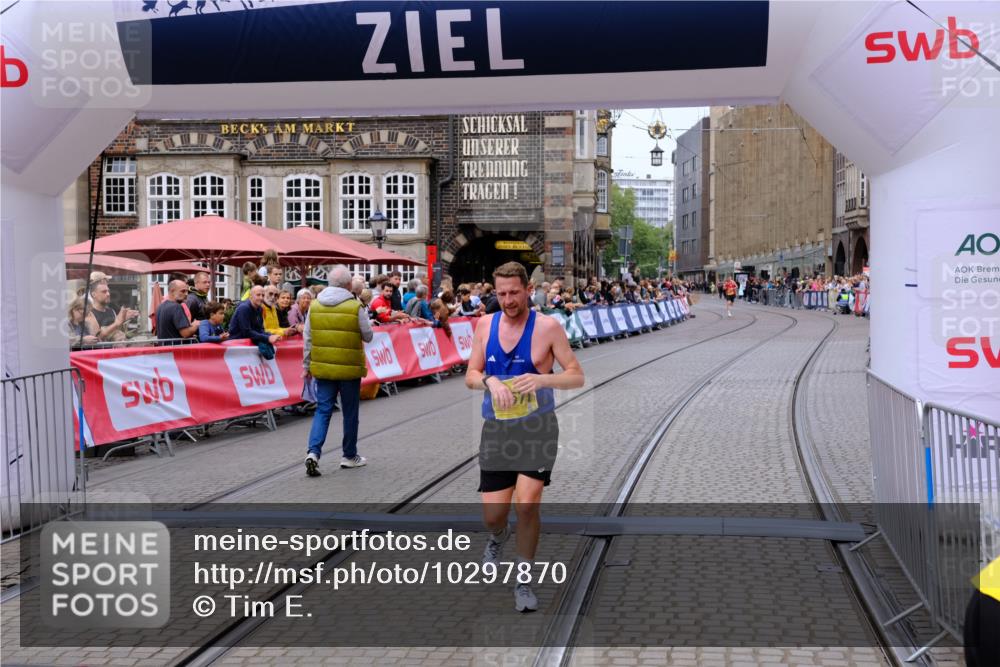 13.09.2026 - 21. swb-Marathon Bremen Tim E. http://msf.ph/oto/10297870 13.09.2026 10:31:38 Ziel 13571 meine-sportfotos.de