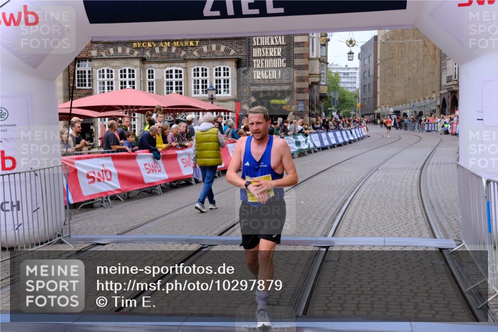 13.09.2026 - 21. swb-Marathon Bremen Tim E. http://msf.ph/oto/10297879 13.09.2026 10:31:38 Ziel 13571 meine-sportfotos.de
