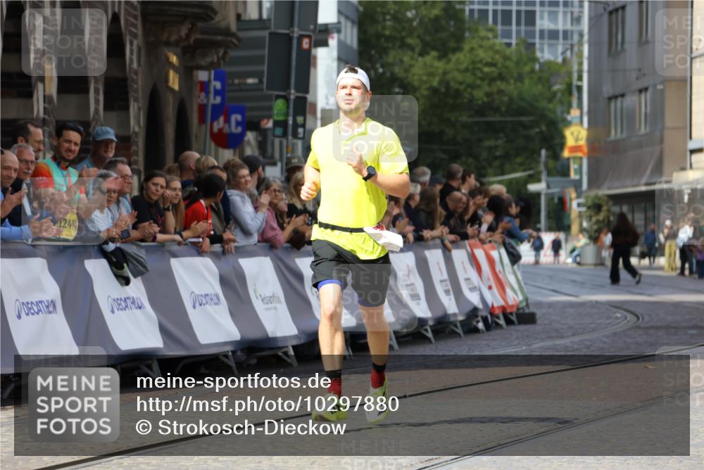 13.09.2026 - 21. swb-Marathon Bremen Strokosch-Dieckow http://msf.ph/oto/10297880 13.09.2026 12:33:15 Ziel 822 meine-sportfotos.de