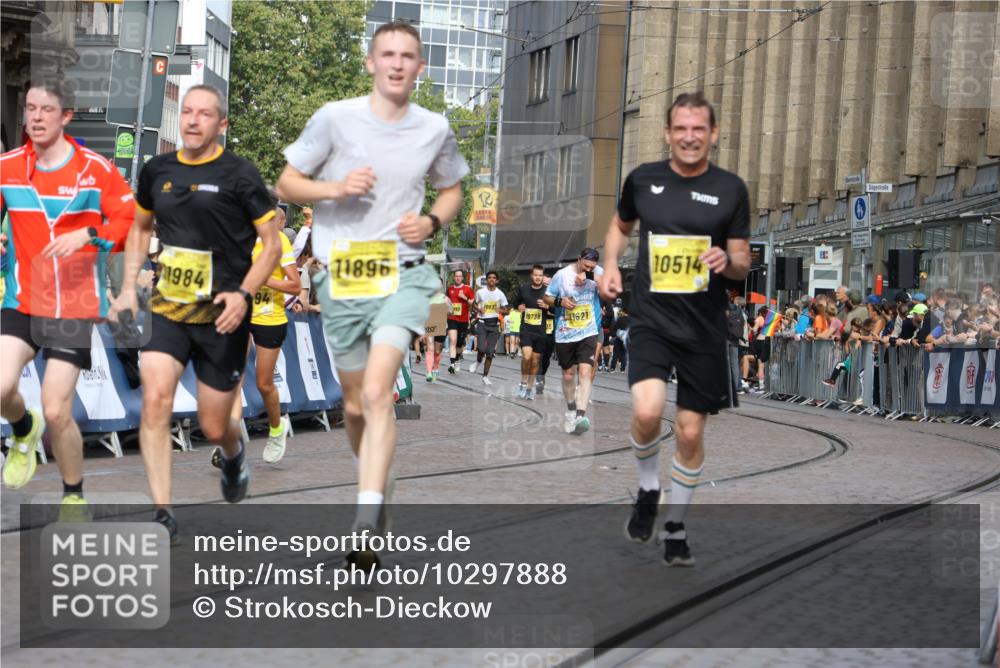 13.09.2026 - 21. swb-Marathon Bremen Strokosch-Dieckow http://msf.ph/oto/10297888 13.09.2026 10:49:20 Ziel 10253, 10293, 10392, 10566, 11316, 11891, 12027, 12132, 12149, 12204, 12350, 12450, 12529, 13512, 13555, 10739, 10835, 10846, 10910, 11092, 11191, 11635, 12376 meine-sportfotos.de