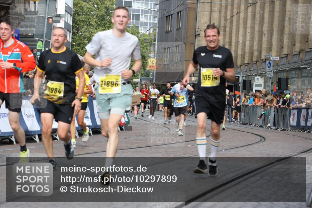 13.09.2026 - 21. swb-Marathon Bremen Strokosch-Dieckow http://msf.ph/oto/10297899 13.09.2026 10:49:21 Ziel 10253, 10293, 10392, 10566, 11316, 11891, 12027, 12132, 12149, 12204, 12350, 12450, 12529, 13555, 10739, 10835, 10846, 10910, 11092, 11191, 11635, 12376 meine-sportfotos.de