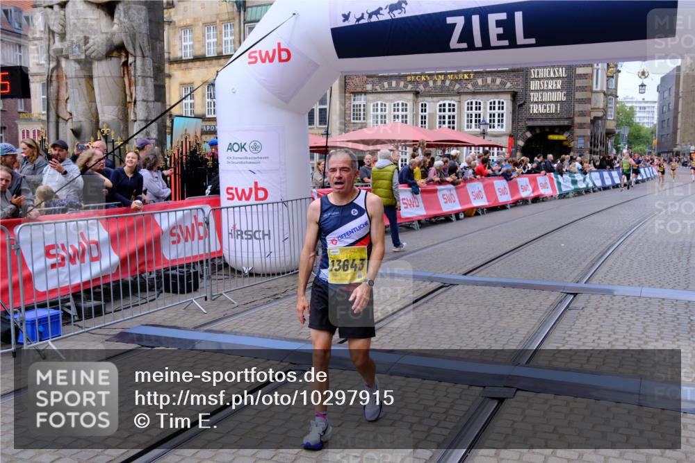 13.09.2026 - 21. swb-Marathon Bremen Tim E. http://msf.ph/oto/10297915 13.09.2026 10:32:03 Ziel 12457, 13533, 13536, 13573, 13618, 13643 meine-sportfotos.de