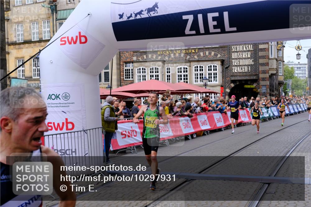 13.09.2026 - 21. swb-Marathon Bremen Tim E. http://msf.ph/oto/10297931 13.09.2026 10:32:07 Ziel 12457, 13533, 13536, 13573, 13618, 13643 meine-sportfotos.de
