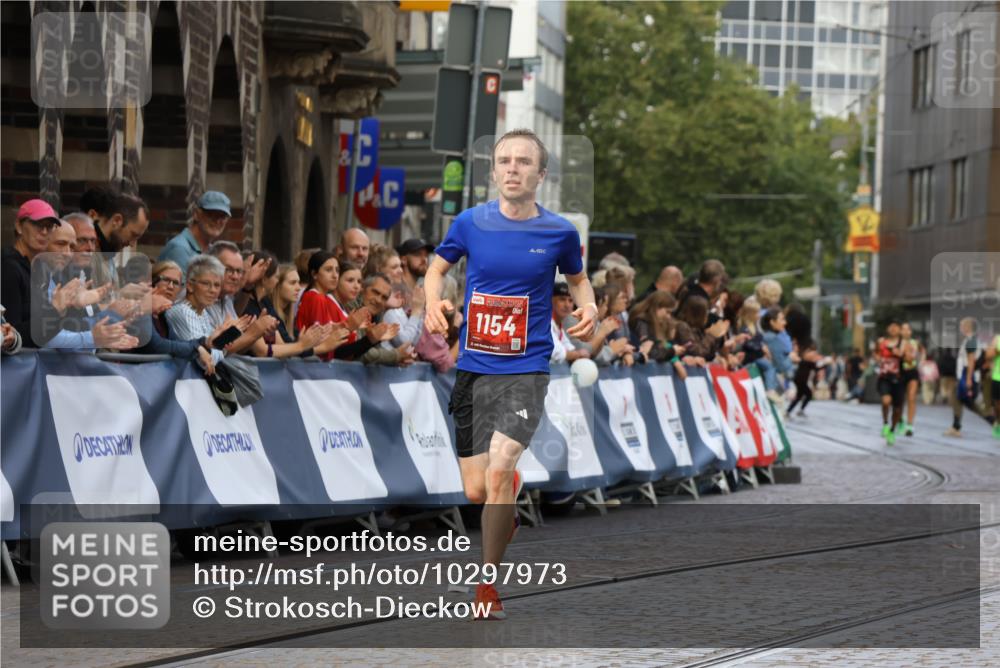 13.09.2026 - 21. swb-Marathon Bremen Strokosch-Dieckow http://msf.ph/oto/10297973 13.09.2026 12:34:48 Ziel 917, 1154, 1997 meine-sportfotos.de