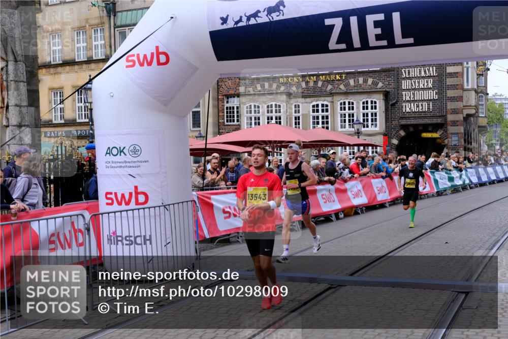 13.09.2026 - 21. swb-Marathon Bremen Tim E. http://msf.ph/oto/10298009 13.09.2026 10:32:23 Ziel 13543, 13582, 13632 meine-sportfotos.de