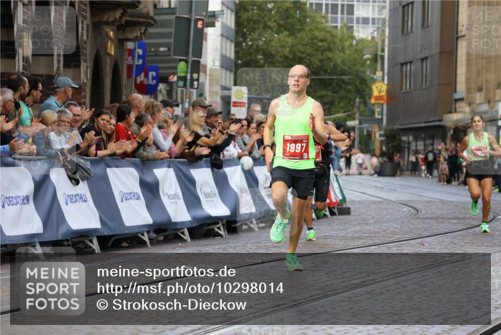 13.09.2026 - 21. swb-Marathon Bremen Strokosch-Dieckow http://msf.ph/oto/10298014 13.09.2026 12:34:58 Ziel 917, 1190, 1997, 1028 meine-sportfotos.de