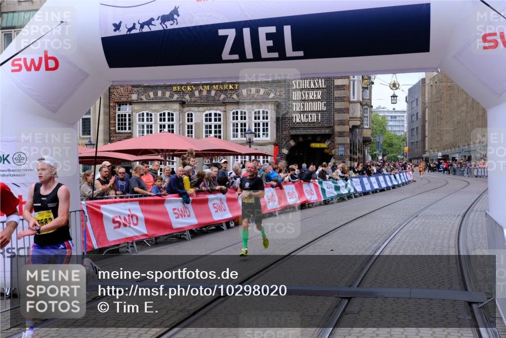 13.09.2026 - 21. swb-Marathon Bremen Tim E. http://msf.ph/oto/10298020 13.09.2026 10:32:24 Ziel 13543, 13582, 13632 meine-sportfotos.de