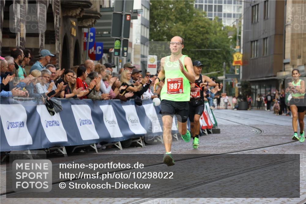 13.09.2026 - 21. swb-Marathon Bremen Strokosch-Dieckow http://msf.ph/oto/10298022 13.09.2026 12:34:58 Ziel 917, 1190, 1997, 1028 meine-sportfotos.de
