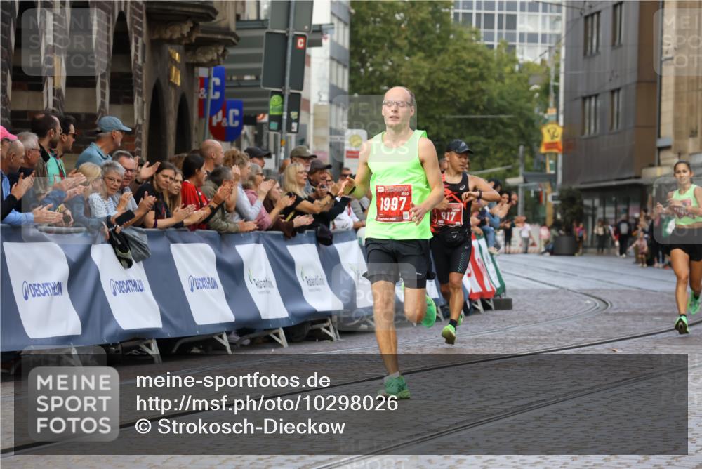 13.09.2026 - 21. swb-Marathon Bremen Strokosch-Dieckow http://msf.ph/oto/10298026 13.09.2026 12:34:59 Ziel 917, 1190, 1997, 1028 meine-sportfotos.de