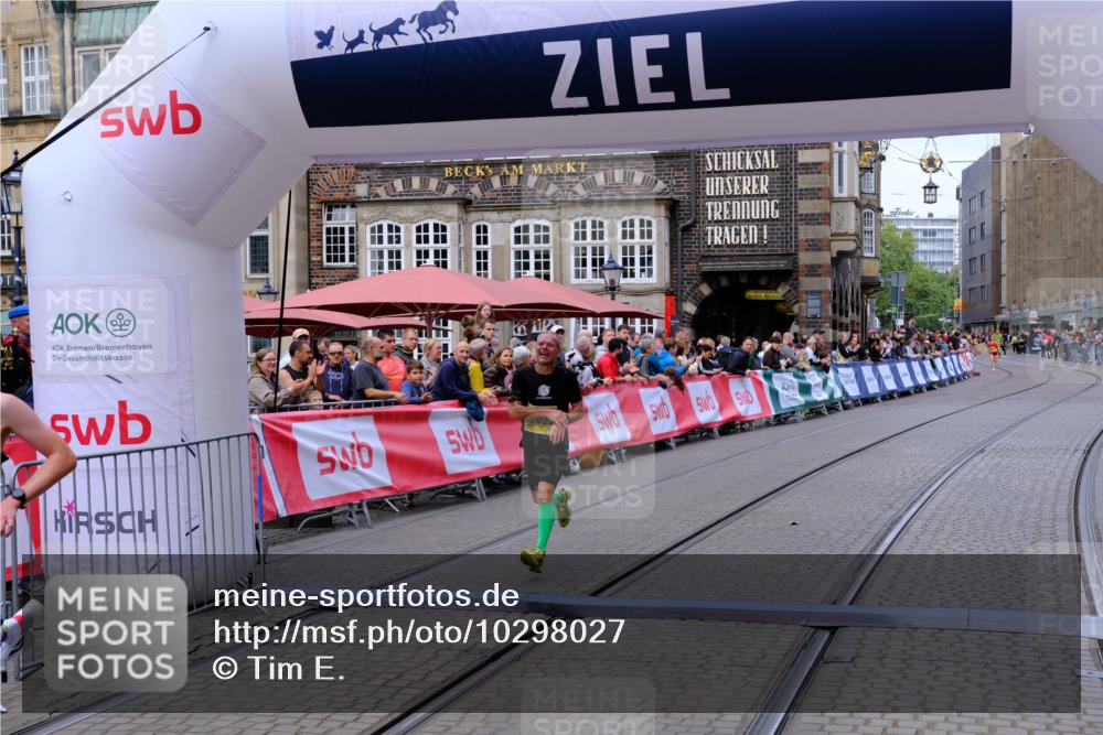 13.09.2026 - 21. swb-Marathon Bremen Tim E. http://msf.ph/oto/10298027 13.09.2026 10:32:24 Ziel 13543, 13582, 13632 meine-sportfotos.de