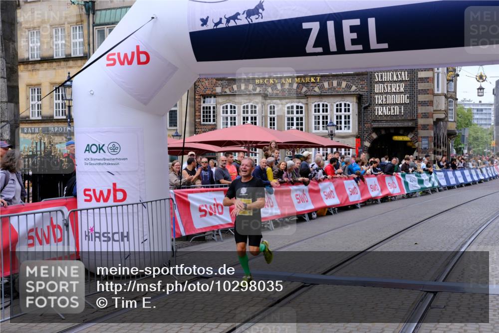 13.09.2026 - 21. swb-Marathon Bremen Tim E. http://msf.ph/oto/10298035 13.09.2026 10:32:25 Ziel 13543, 13582, 13632 meine-sportfotos.de