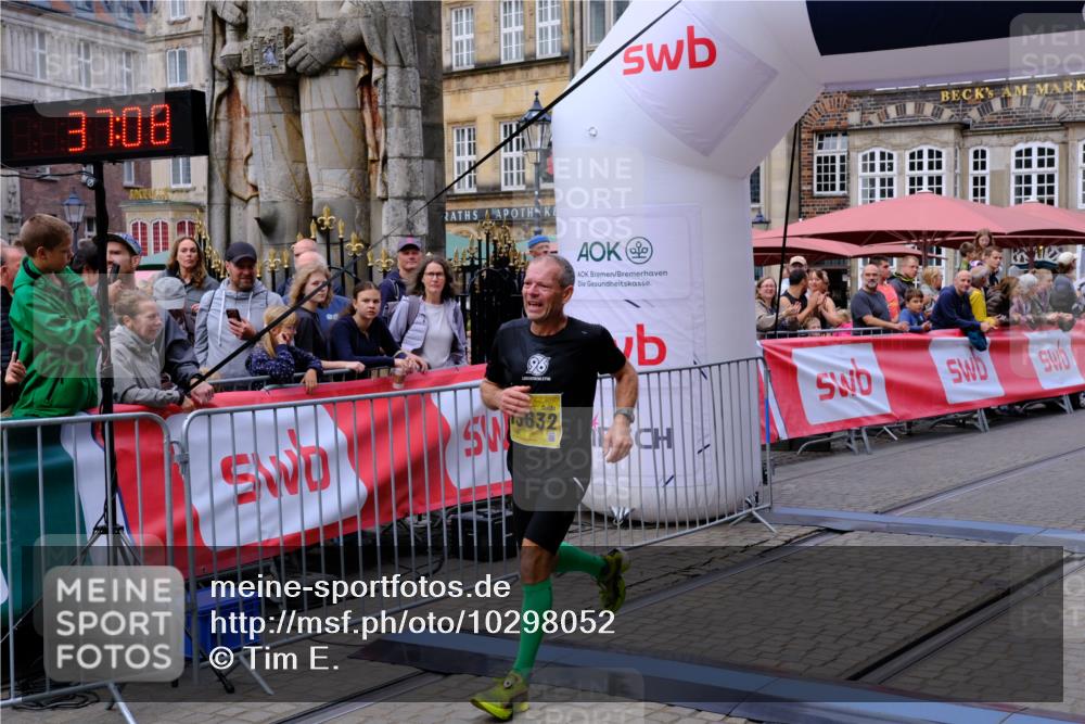 13.09.2026 - 21. swb-Marathon Bremen Tim E. http://msf.ph/oto/10298052 13.09.2026 10:32:26 Ziel 13543, 13582, 13632 meine-sportfotos.de