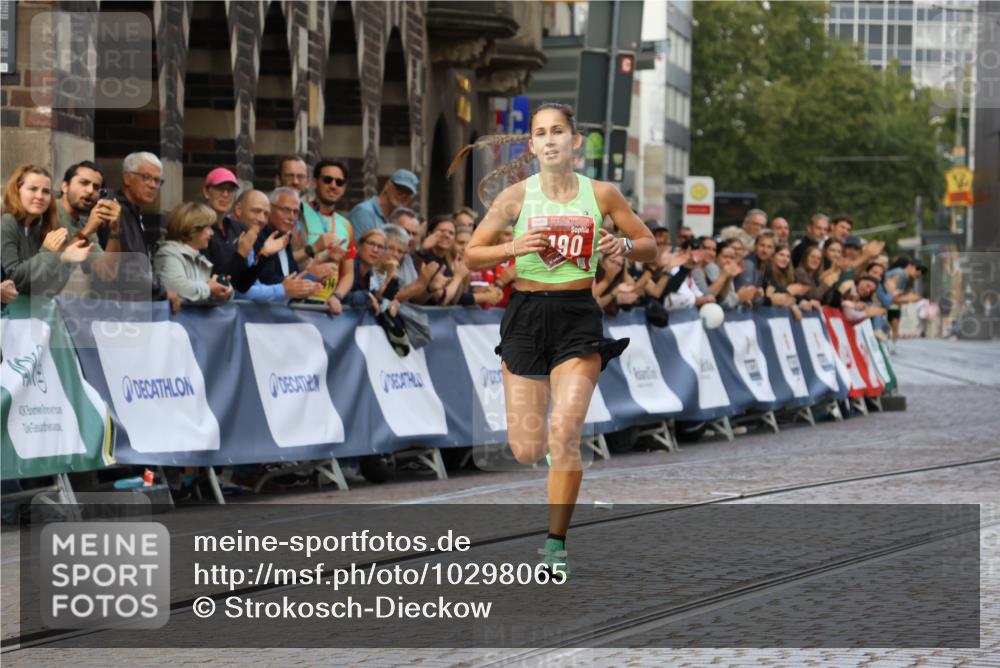 13.09.2026 - 21. swb-Marathon Bremen Strokosch-Dieckow http://msf.ph/oto/10298065 13.09.2026 12:35:04 Ziel 917, 1190, 1997, 1028 meine-sportfotos.de
