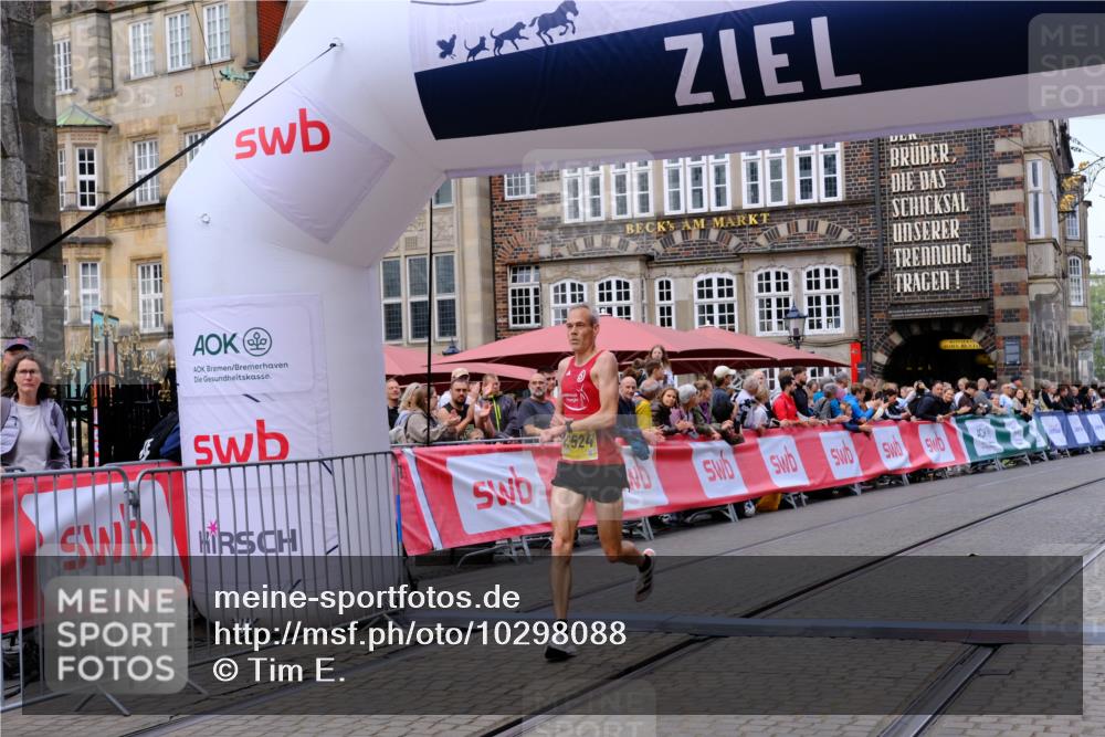 13.09.2026 - 21. swb-Marathon Bremen Tim E. http://msf.ph/oto/10298088 13.09.2026 10:32:47 Ziel 13524, 13564, 13638, 13639 meine-sportfotos.de
