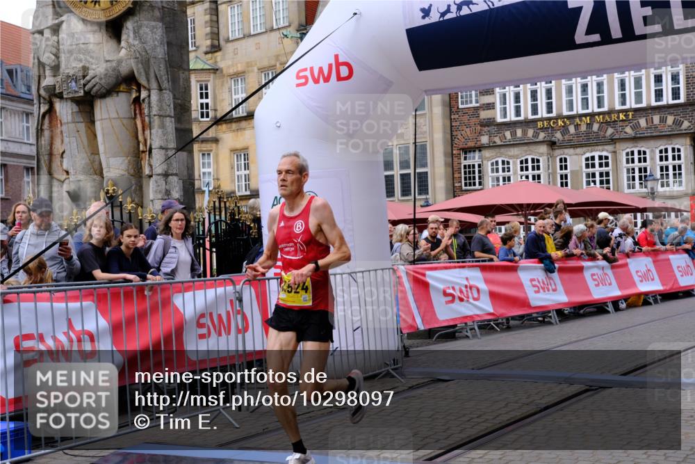 13.09.2026 - 21. swb-Marathon Bremen Tim E. http://msf.ph/oto/10298097 13.09.2026 10:32:47 Ziel 13524, 13564, 13638, 13639 meine-sportfotos.de