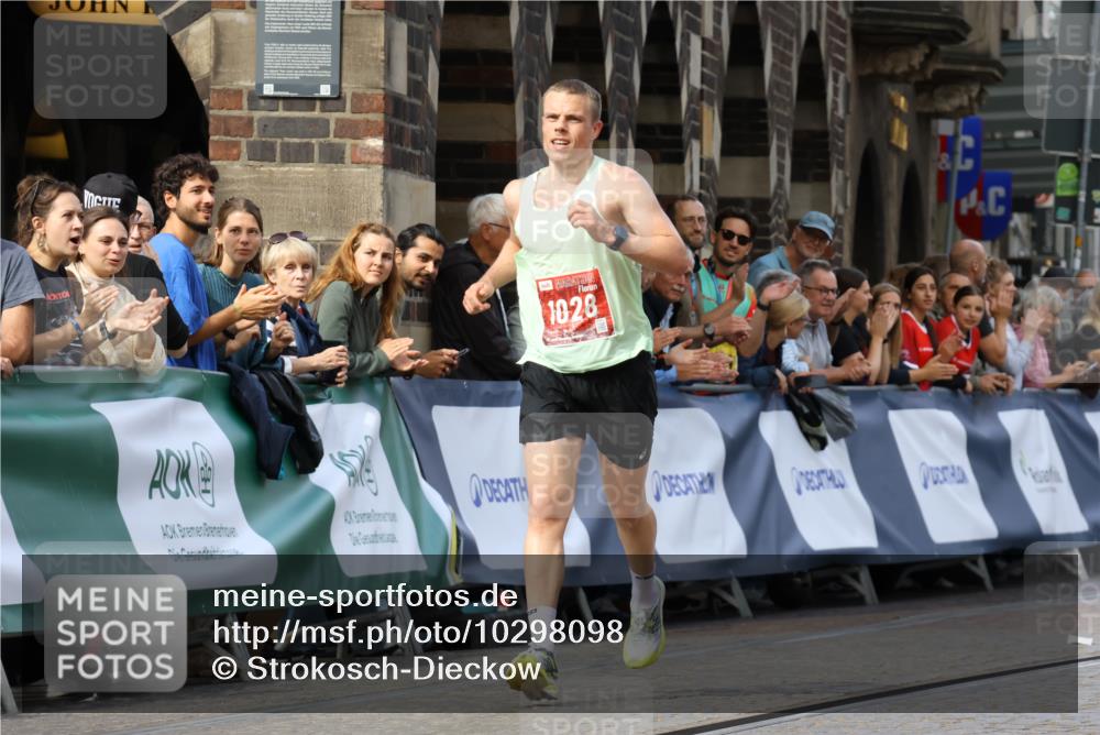 13.09.2026 - 21. swb-Marathon Bremen Strokosch-Dieckow http://msf.ph/oto/10298098 13.09.2026 12:35:29 Ziel 1028 meine-sportfotos.de