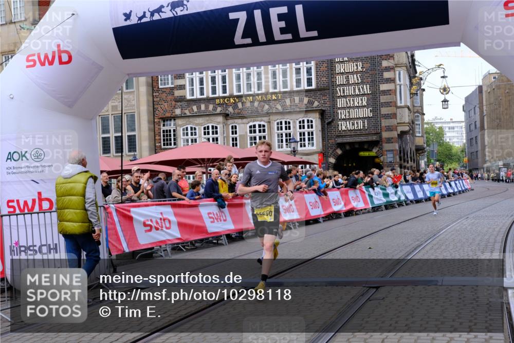 13.09.2026 - 21. swb-Marathon Bremen Tim E. http://msf.ph/oto/10298118 13.09.2026 10:33:06 Ziel 13550, 13581, 13599, 13622 meine-sportfotos.de