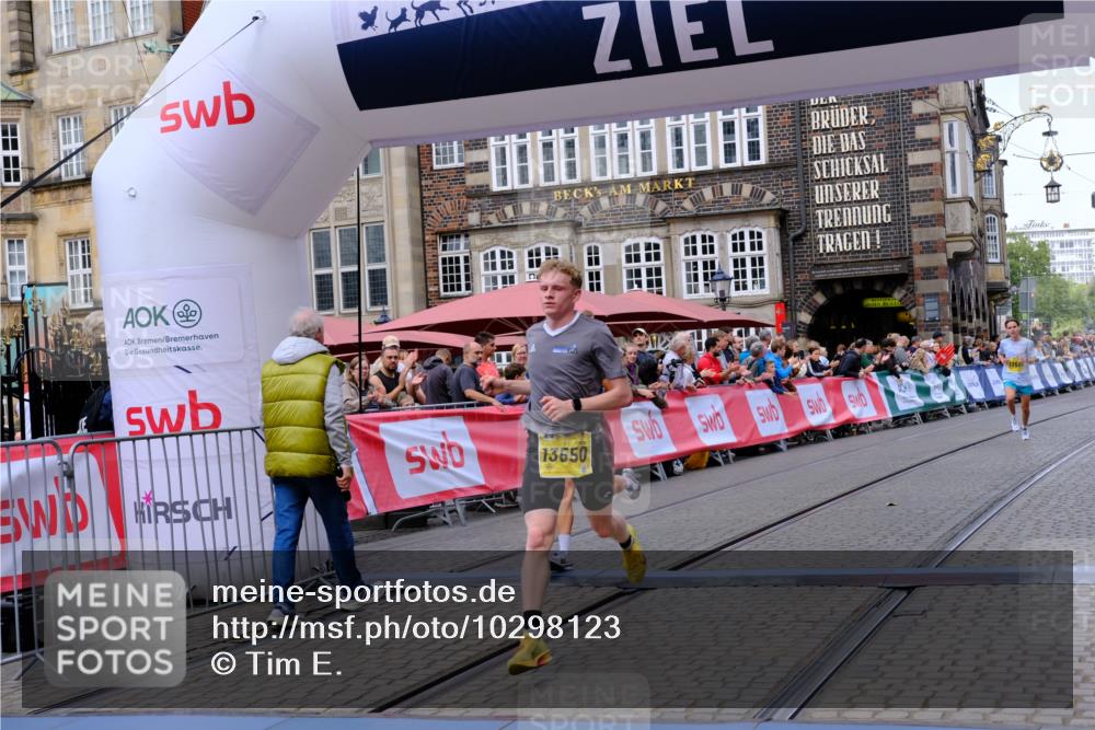 13.09.2026 - 21. swb-Marathon Bremen Tim E. http://msf.ph/oto/10298123 13.09.2026 10:33:06 Ziel 13550, 13581, 13599, 13622 meine-sportfotos.de