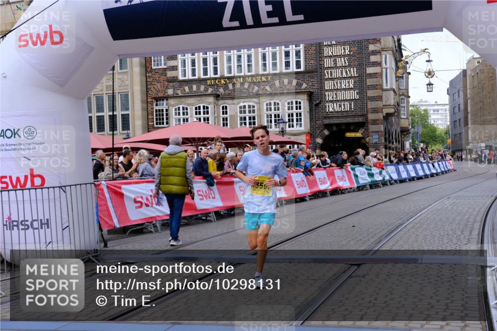 13.09.2026 - 21. swb-Marathon Bremen Tim E. http://msf.ph/oto/10298131 13.09.2026 10:33:09 Ziel 13550, 13581, 13599, 13622 meine-sportfotos.de