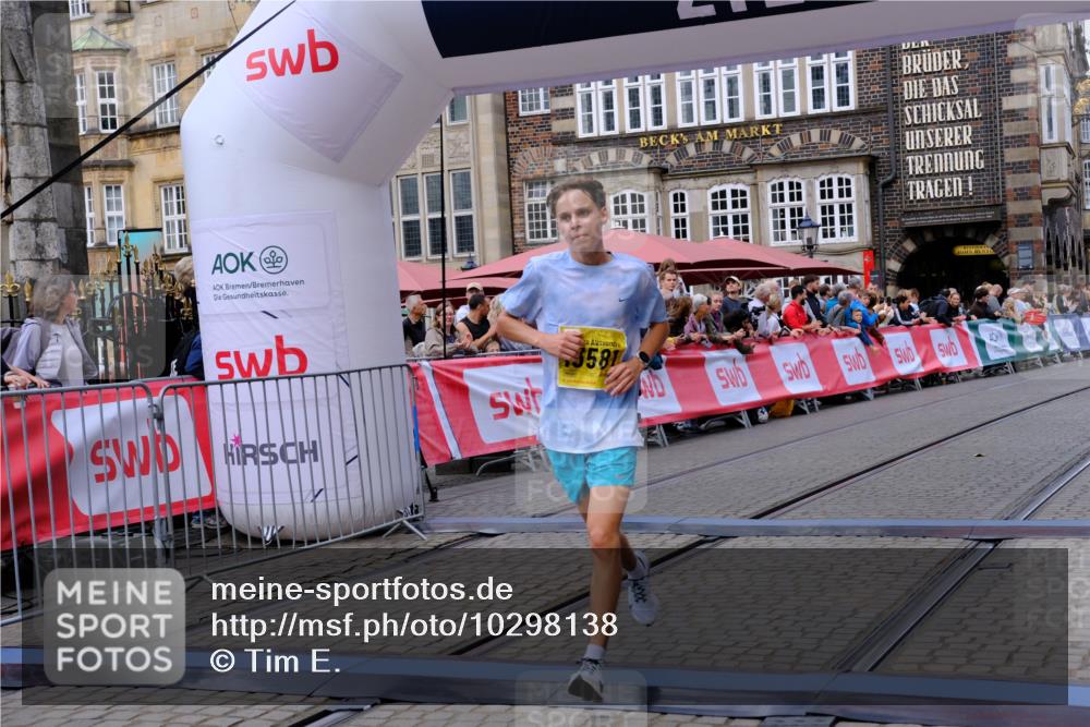 13.09.2026 - 21. swb-Marathon Bremen Tim E. http://msf.ph/oto/10298138 13.09.2026 10:33:10 Ziel 13550, 13581, 13599, 13622 meine-sportfotos.de
