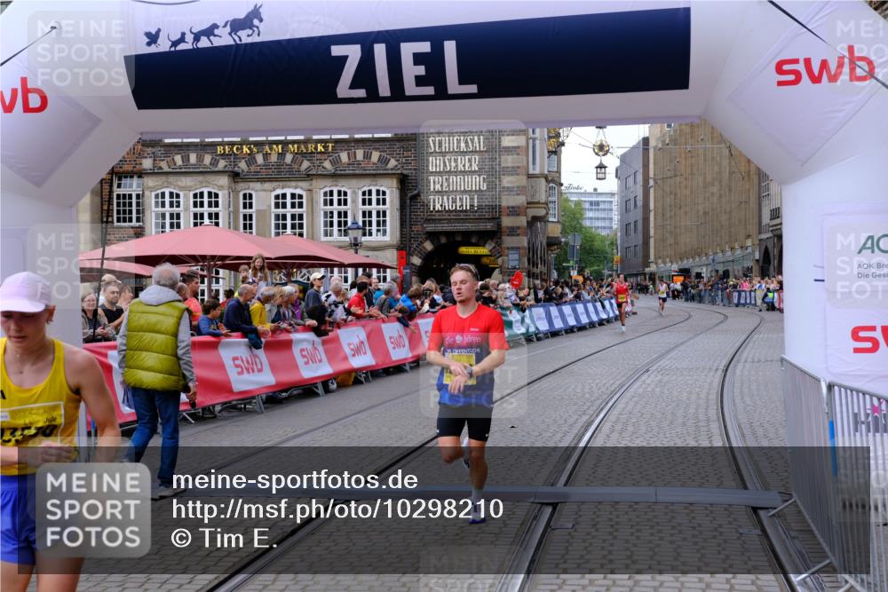13.09.2026 - 21. swb-Marathon Bremen Tim E. http://msf.ph/oto/10298210 13.09.2026 10:33:58 Ziel 10366, 10475, 11059, 11481, 12459, 13530, 13541 meine-sportfotos.de