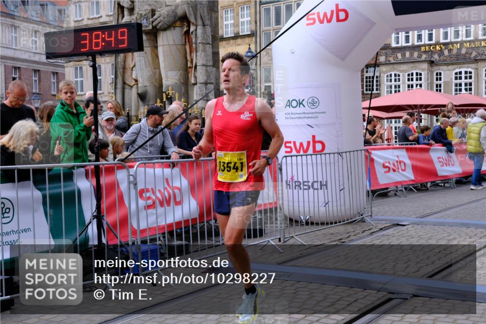 13.09.2026 - 21. swb-Marathon Bremen Tim E. http://msf.ph/oto/10298227 13.09.2026 10:34:07 Ziel 10797, 12459, 13530, 13541 meine-sportfotos.de