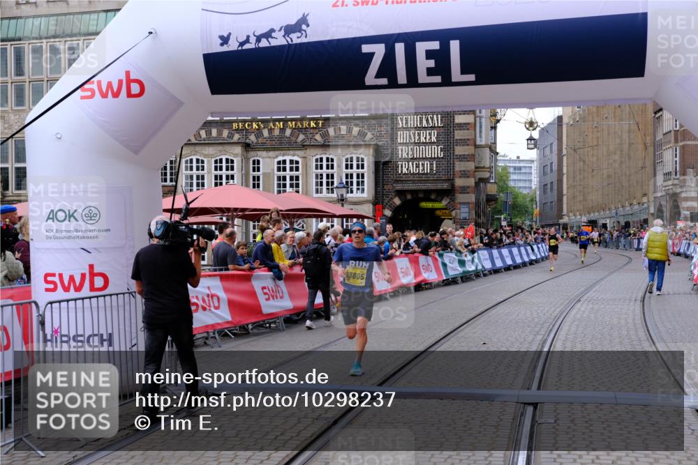 13.09.2026 - 21. swb-Marathon Bremen Tim E. http://msf.ph/oto/10298237 13.09.2026 10:34:26 Ziel 13605, 13610 meine-sportfotos.de
