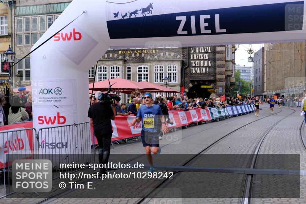 13.09.2026 - 21. swb-Marathon Bremen Tim E. http://msf.ph/oto/10298242 13.09.2026 10:34:27 Ziel 13605, 13610, 13633 meine-sportfotos.de