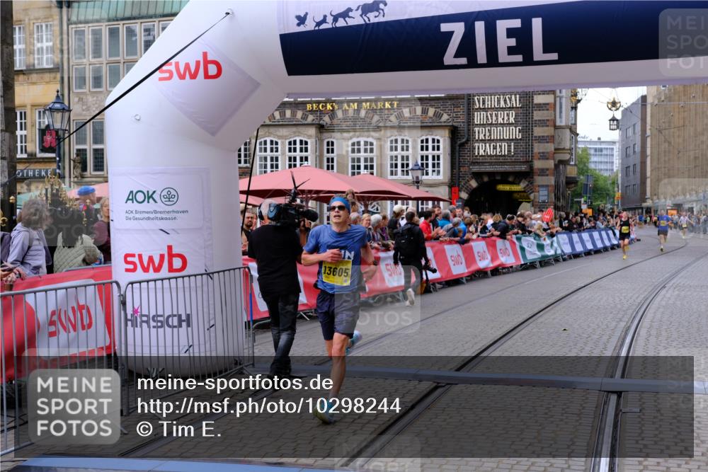 13.09.2026 - 21. swb-Marathon Bremen Tim E. http://msf.ph/oto/10298244 13.09.2026 10:34:27 Ziel 13605, 13610, 13633 meine-sportfotos.de