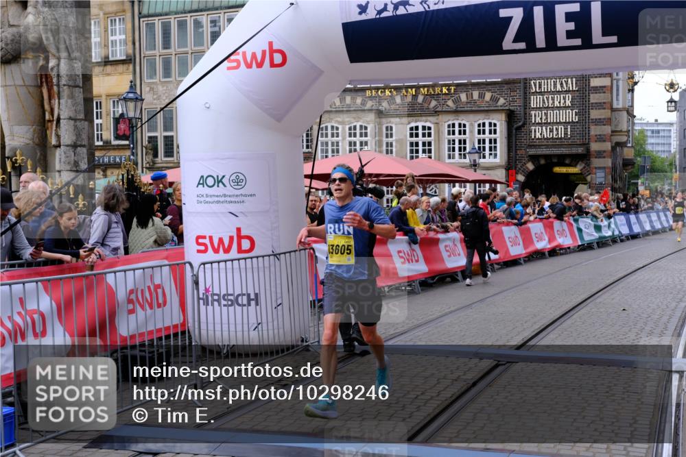 13.09.2026 - 21. swb-Marathon Bremen Tim E. http://msf.ph/oto/10298246 13.09.2026 10:34:27 Ziel 13605, 13610, 13633 meine-sportfotos.de