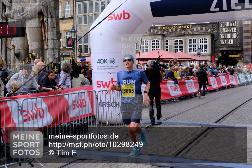 13.09.2026 - 21. swb-Marathon Bremen Tim E. http://msf.ph/oto/10298249 13.09.2026 10:34:28 Ziel 13605, 13610, 13633 meine-sportfotos.de