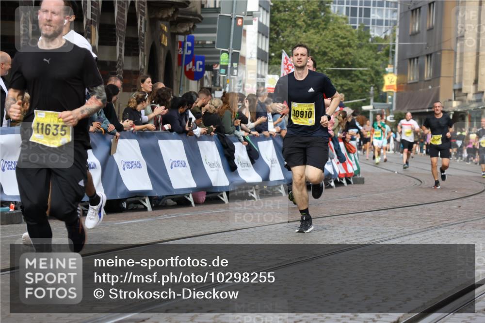 13.09.2026 - 21. swb-Marathon Bremen Strokosch-Dieckow http://msf.ph/oto/10298255 13.09.2026 10:49:38 Ziel 10294, 10514, 10655, 10739, 10846, 11191, 11316, 11567, 11621, 11896, 11984, 12132, 12149, 12376, 12450, 12529, 13577, 10508, 10709, 10966, 11007, 11035, 11183 meine-sportfotos.de