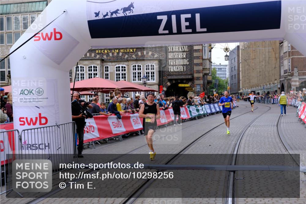 13.09.2026 - 21. swb-Marathon Bremen Tim E. http://msf.ph/oto/10298256 13.09.2026 10:34:33 Ziel 11418, 13605, 13610, 13633 meine-sportfotos.de