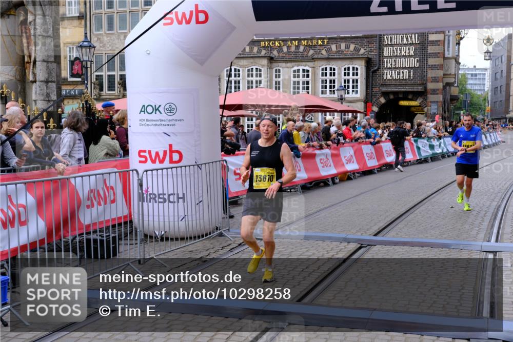 13.09.2026 - 21. swb-Marathon Bremen Tim E. http://msf.ph/oto/10298258 13.09.2026 10:34:34 Ziel 11418, 13605, 13610, 13633 meine-sportfotos.de