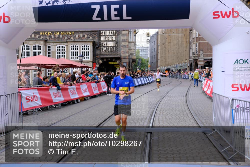 13.09.2026 - 21. swb-Marathon Bremen Tim E. http://msf.ph/oto/10298267 13.09.2026 10:34:35 Ziel 11418, 13605, 13610, 13633 meine-sportfotos.de
