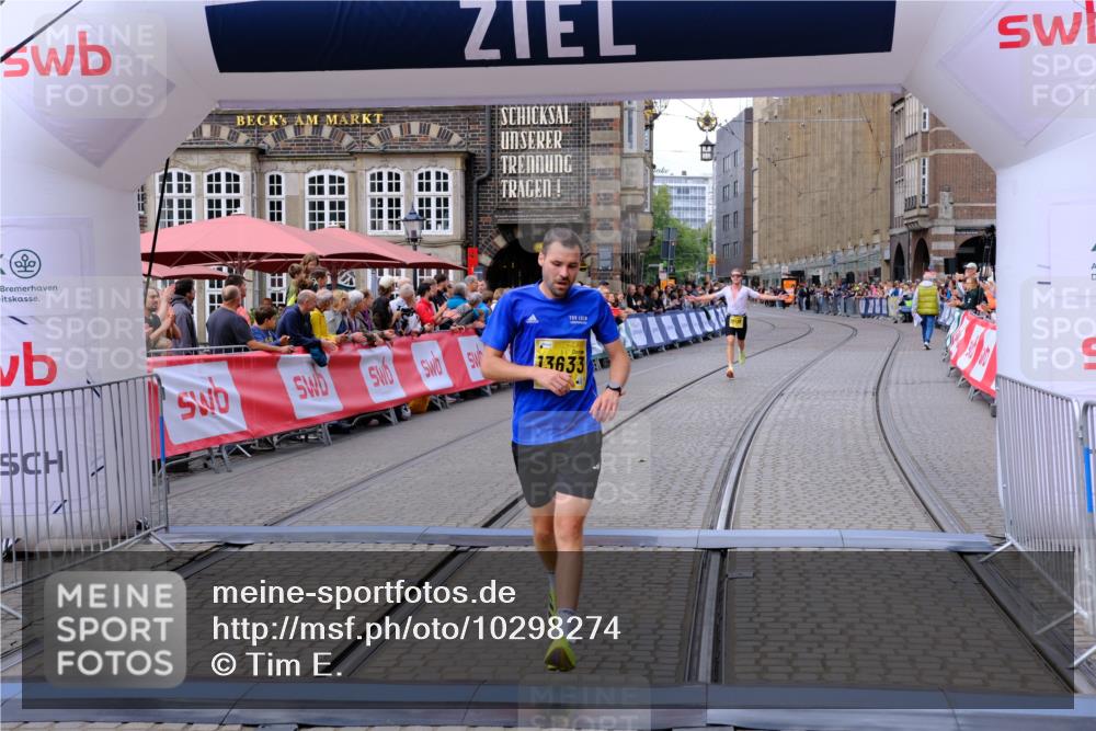 13.09.2026 - 21. swb-Marathon Bremen Tim E. http://msf.ph/oto/10298274 13.09.2026 10:34:36 Ziel 11418, 13605, 13610, 13633 meine-sportfotos.de