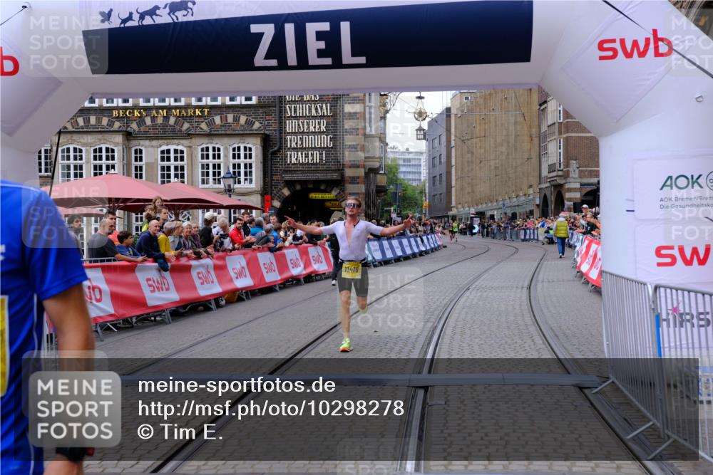 13.09.2026 - 21. swb-Marathon Bremen Tim E. http://msf.ph/oto/10298278 13.09.2026 10:34:39 Ziel 11418, 13605, 13610, 13633 meine-sportfotos.de